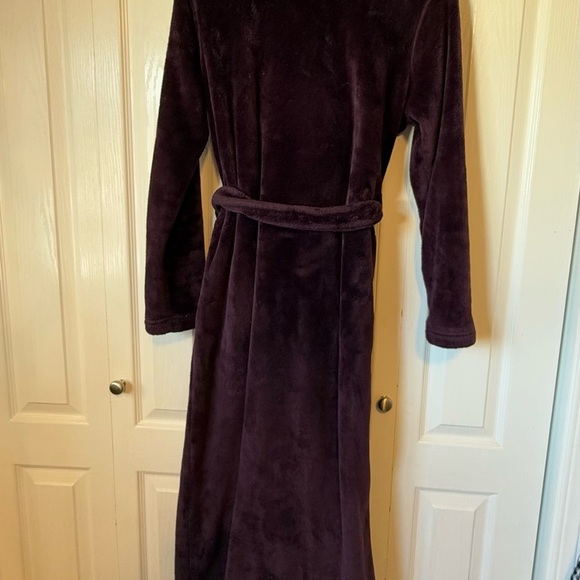 Women’s UGG Fuzzy Burgundy Bathrobe plush size medium cozy - Picture 5 of 5